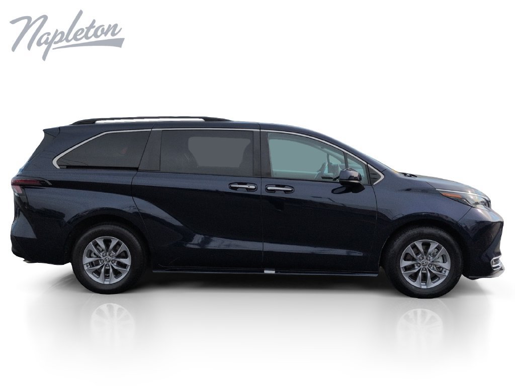 Used 2024 Toyota Sienna XLE FWD image 7