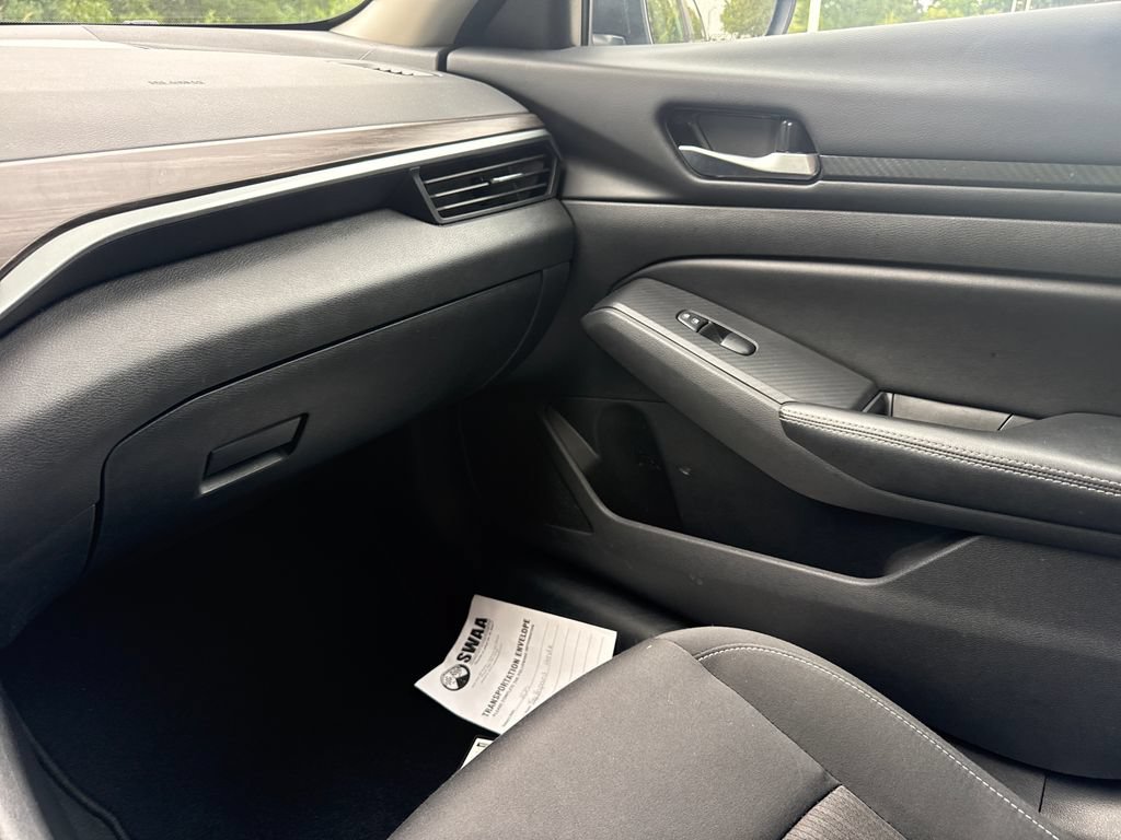 Used 2025 Nissan Altima 2.5 SV FWD image 17