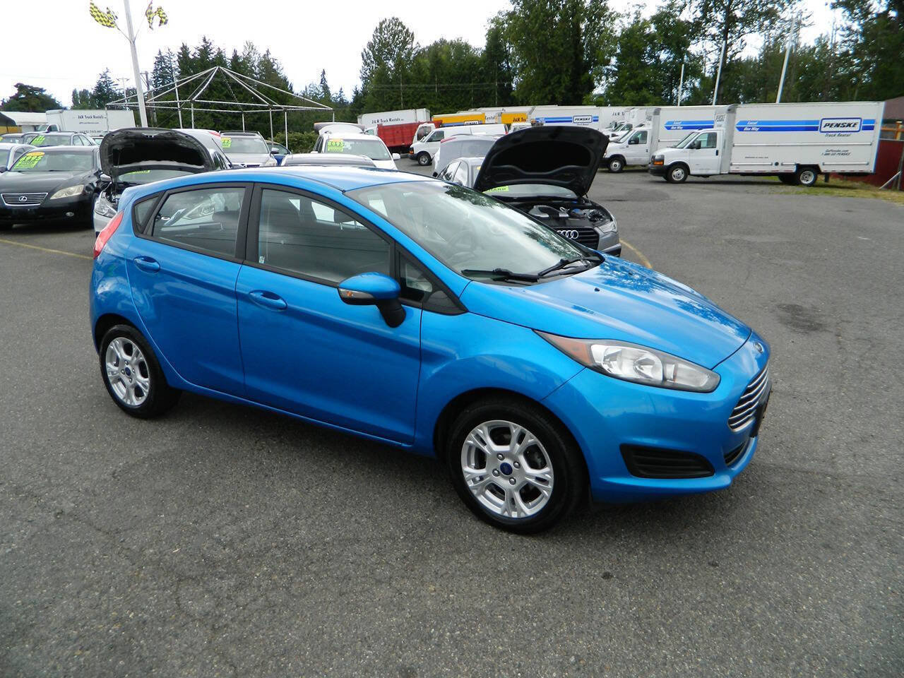 Used 2014 Ford Fiesta SE FWD image 2