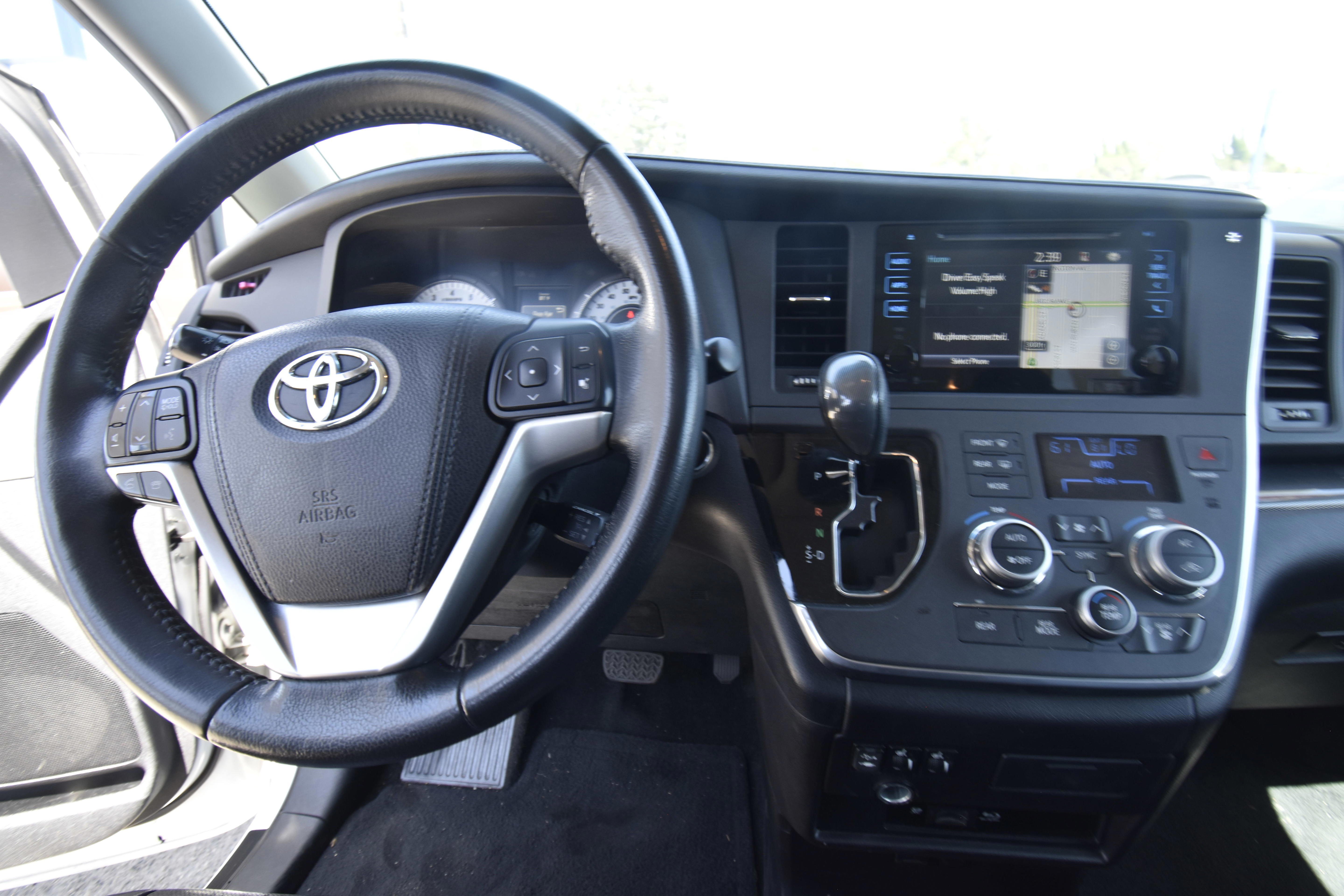 Used 2015 Toyota Sienna SE Premium FWD image 12