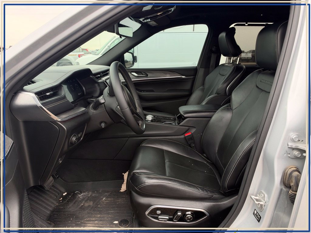 Used 2023 Jeep Grand Cherokee Overland w/ Luxury Tech Group IV AWD/4WD image 2