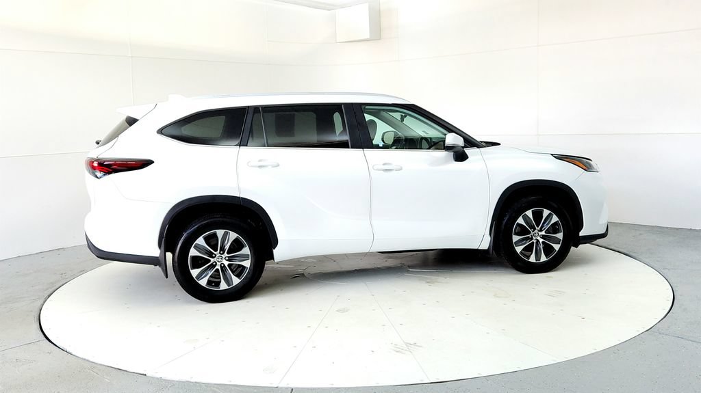 Certified 2024 Toyota Highlander XLE AWD/4WD image 6