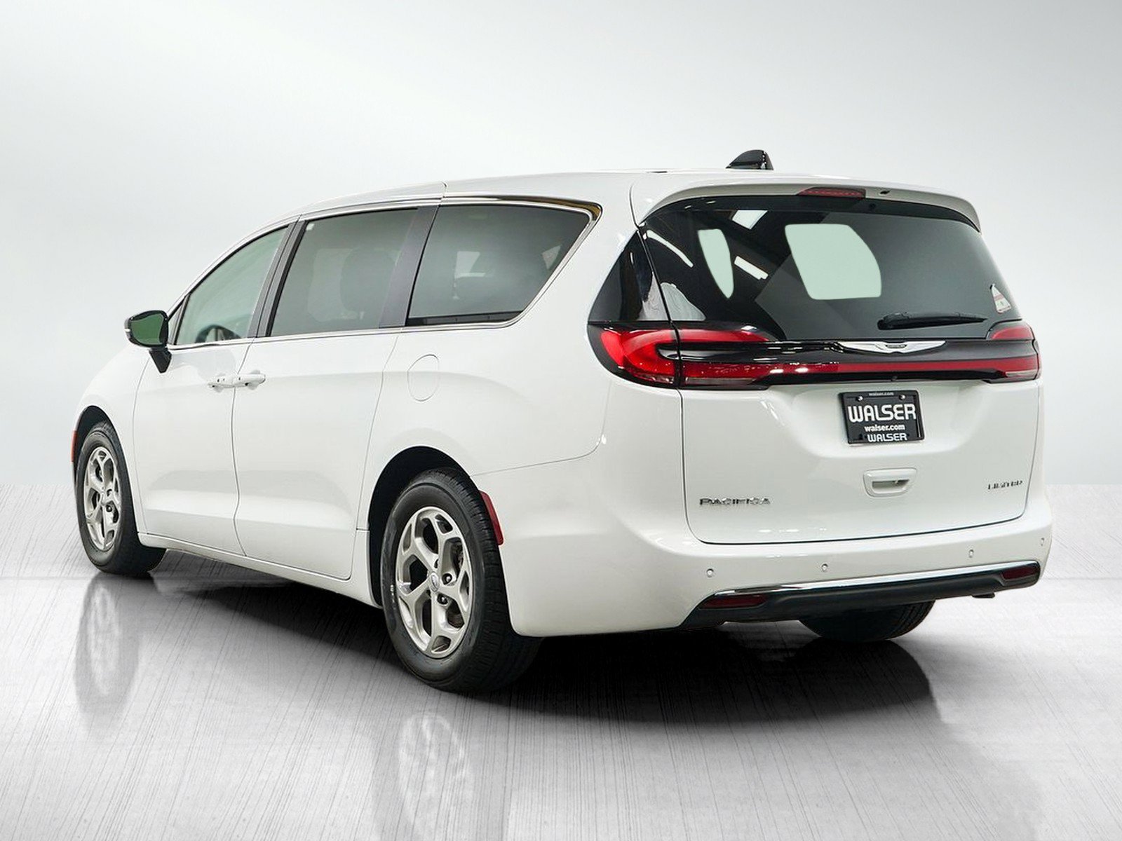 Used 2024 Chrysler Pacifica Limited FWD image 3