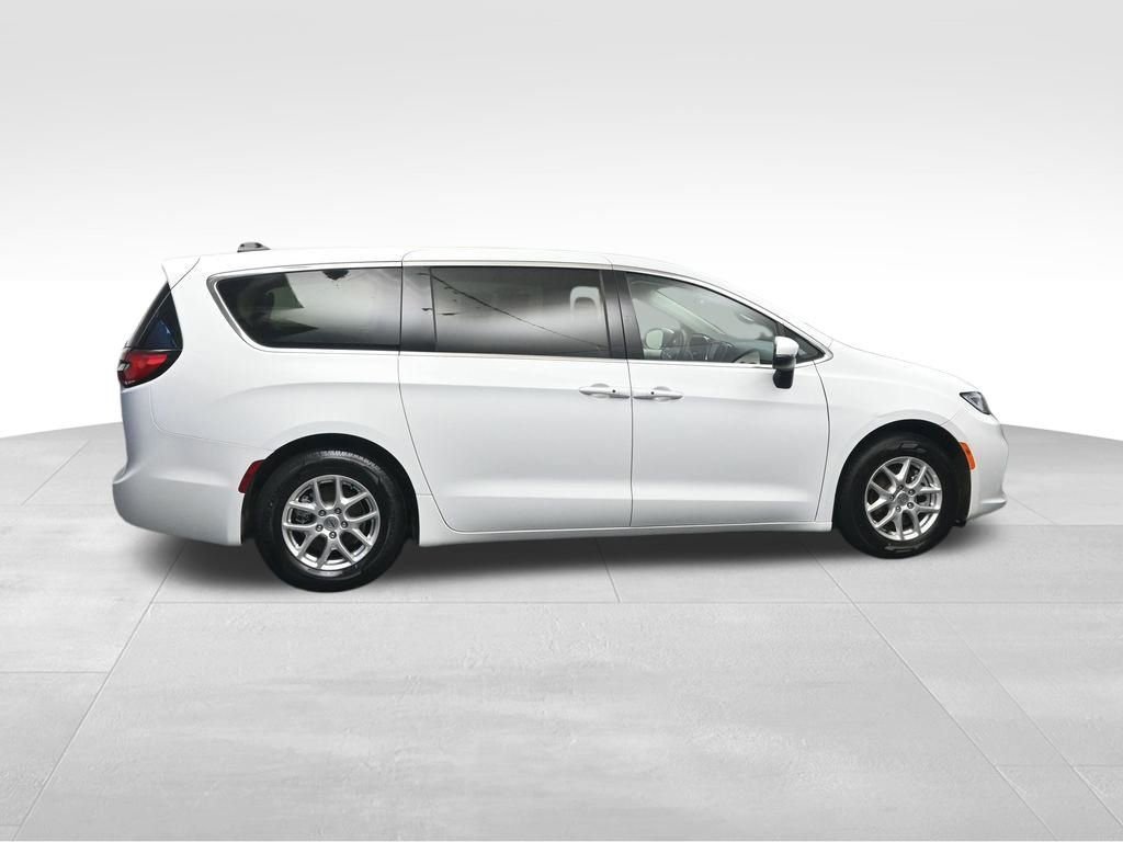Used 2023 Chrysler Pacifica Touring-L image 6