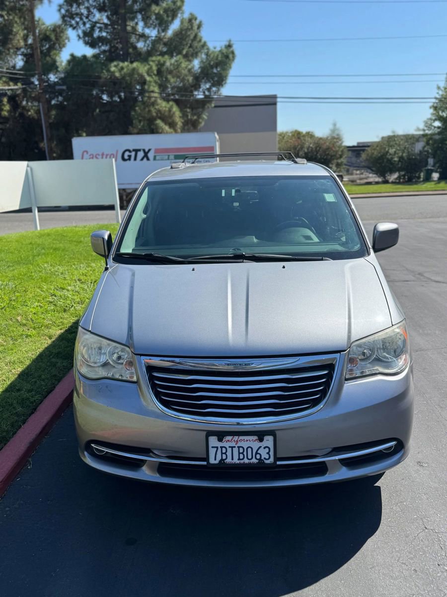 Used 2013 Chrysler Town & Country Touring image 3