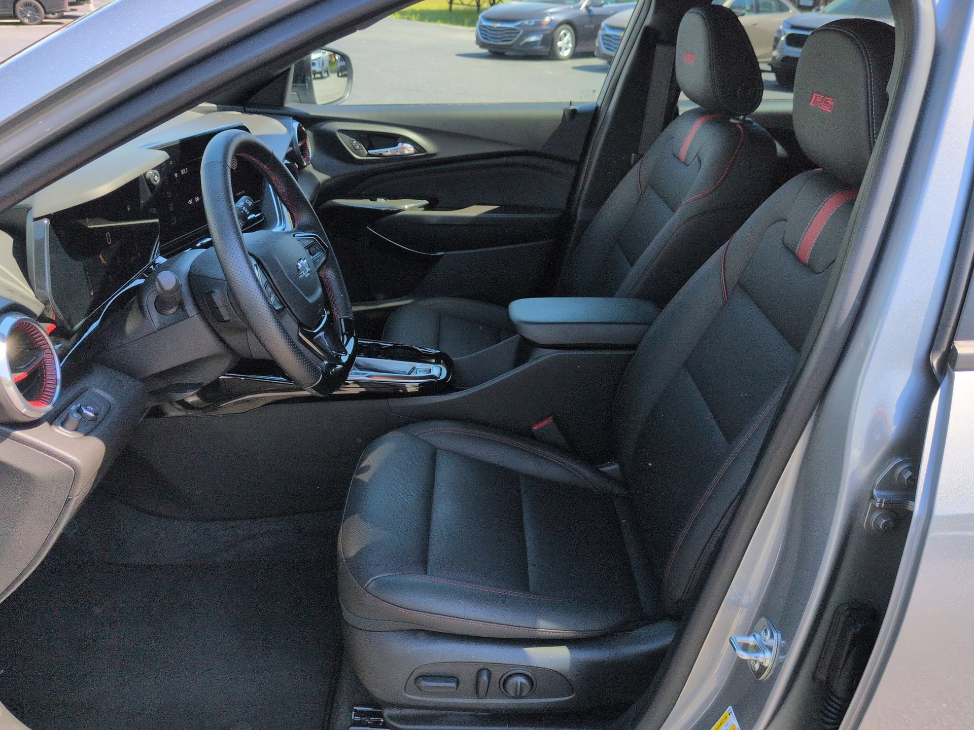 Certified 2025 Chevrolet Trax RS w/ Driver Confidence Package FWD image 18