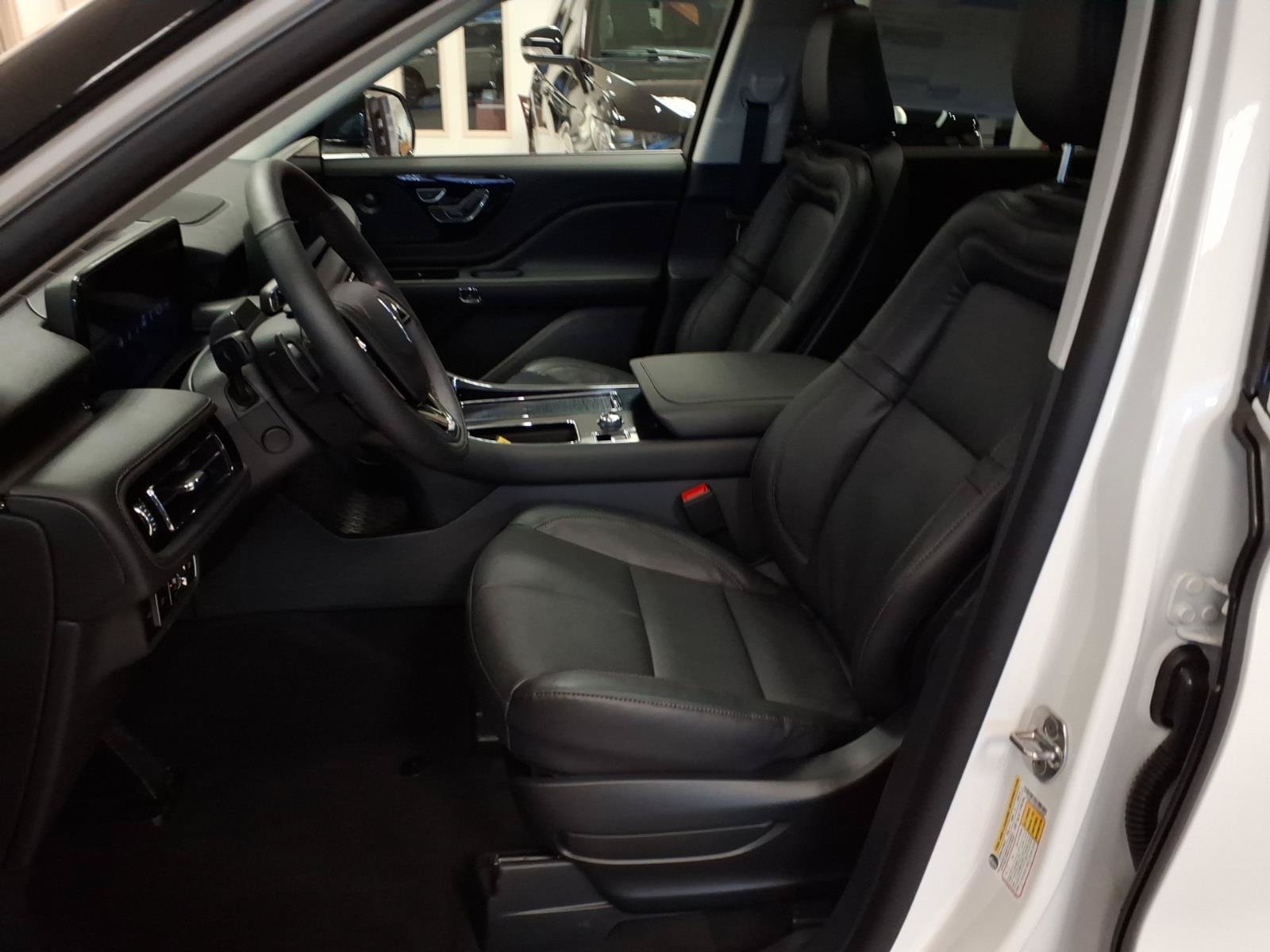 New 2026 Lincoln Aviator Reserve w/ Illumination Package AWD/4WD image 4