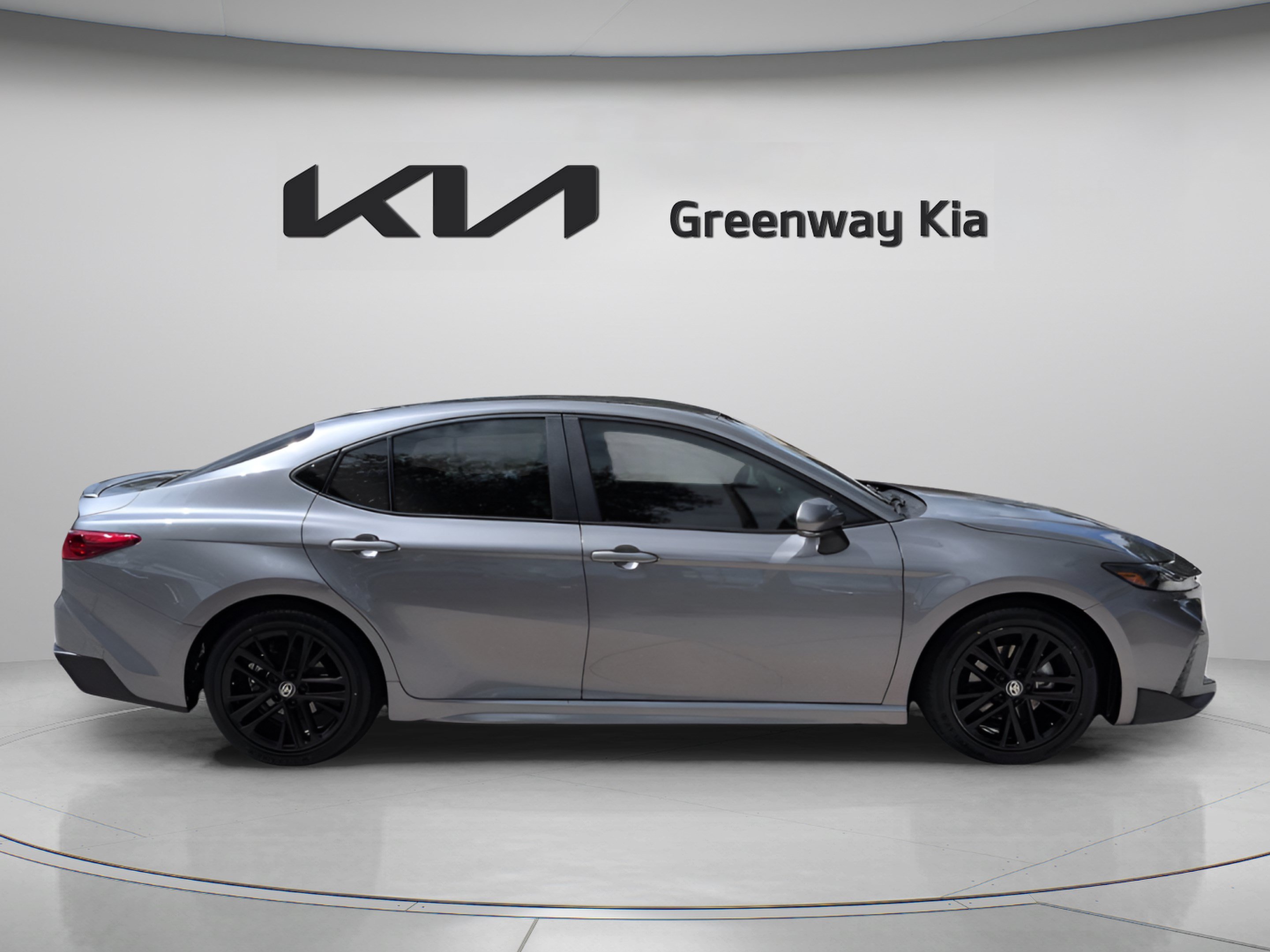Used 2025 Toyota Camry SE FWD image 5
