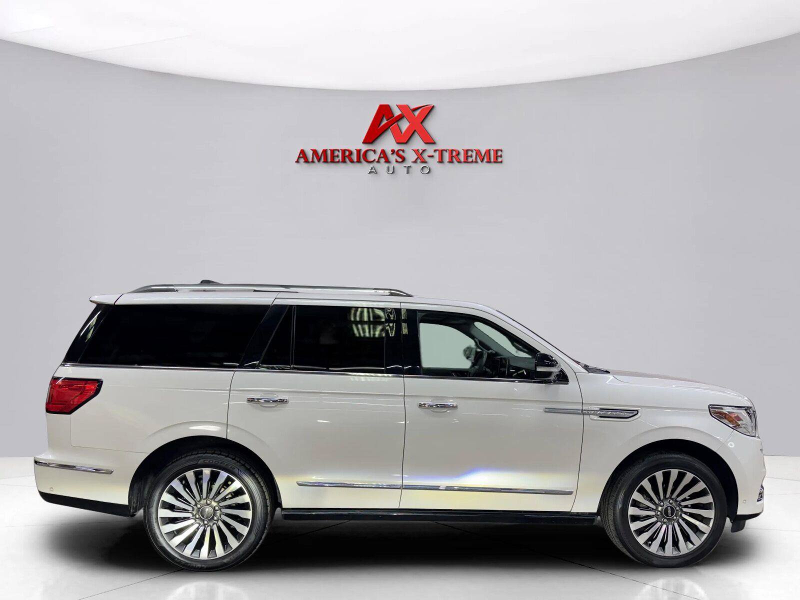 Used 2018 Lincoln Navigator Reserve w/ Technology Package AWD/4WD image 8