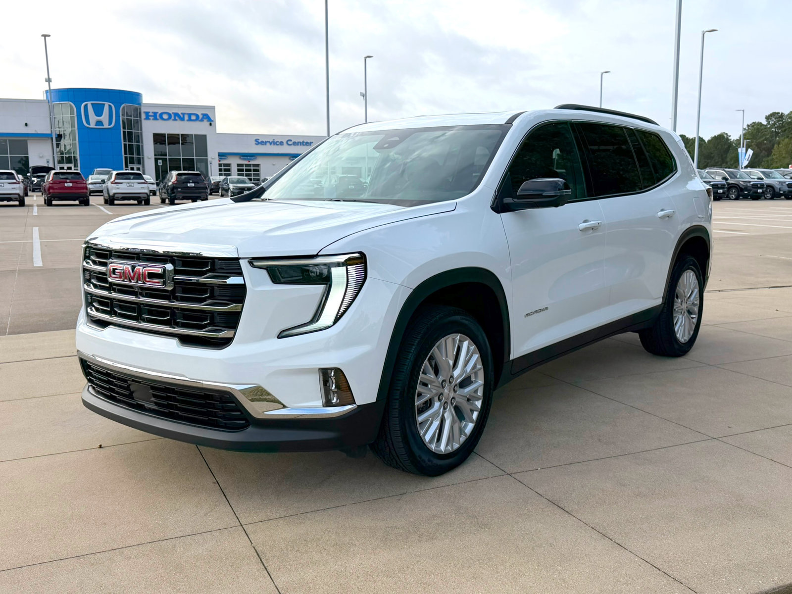 Used 2026 GMC Acadia Elevation w/ Elevation Premium Package FWD image 3