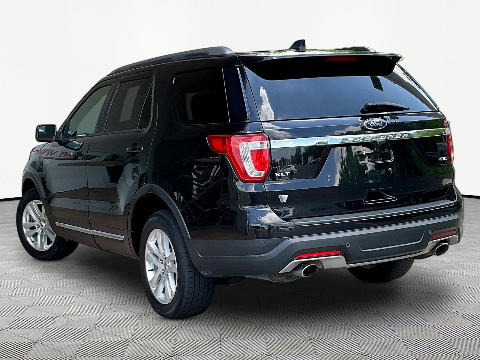 Used 2018 Ford Explorer XLT AWD/4WD image 4