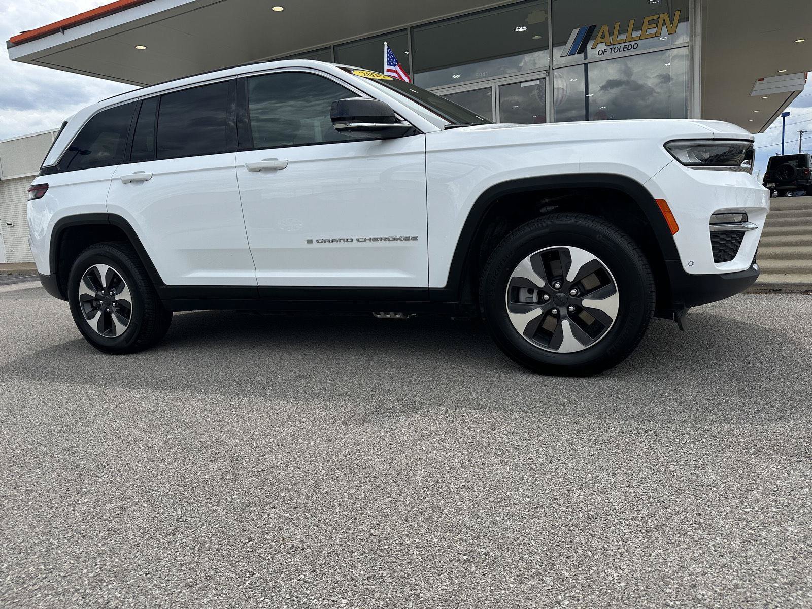 Used 2025 Jeep Grand Cherokee Limited 4xe w/ Luxury Tech Group II AWD/4WD image 1