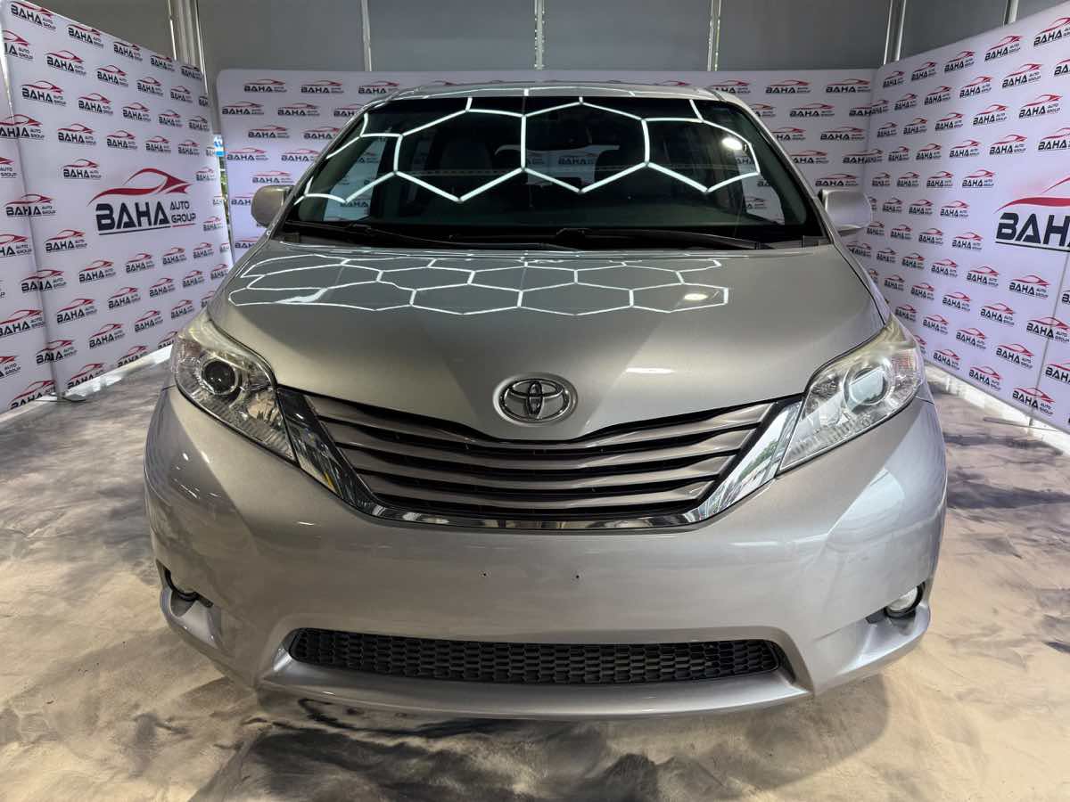 Used 2017 Toyota Sienna XLE w/ XLE Navigation Package AWD/4WD image 2