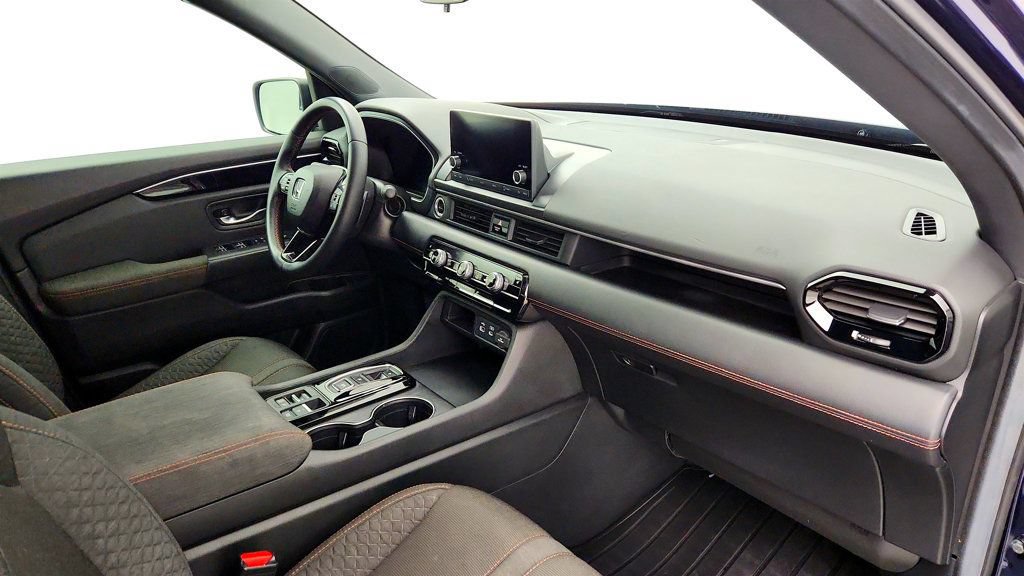 Used 2025 Honda Pilot Sport image 24