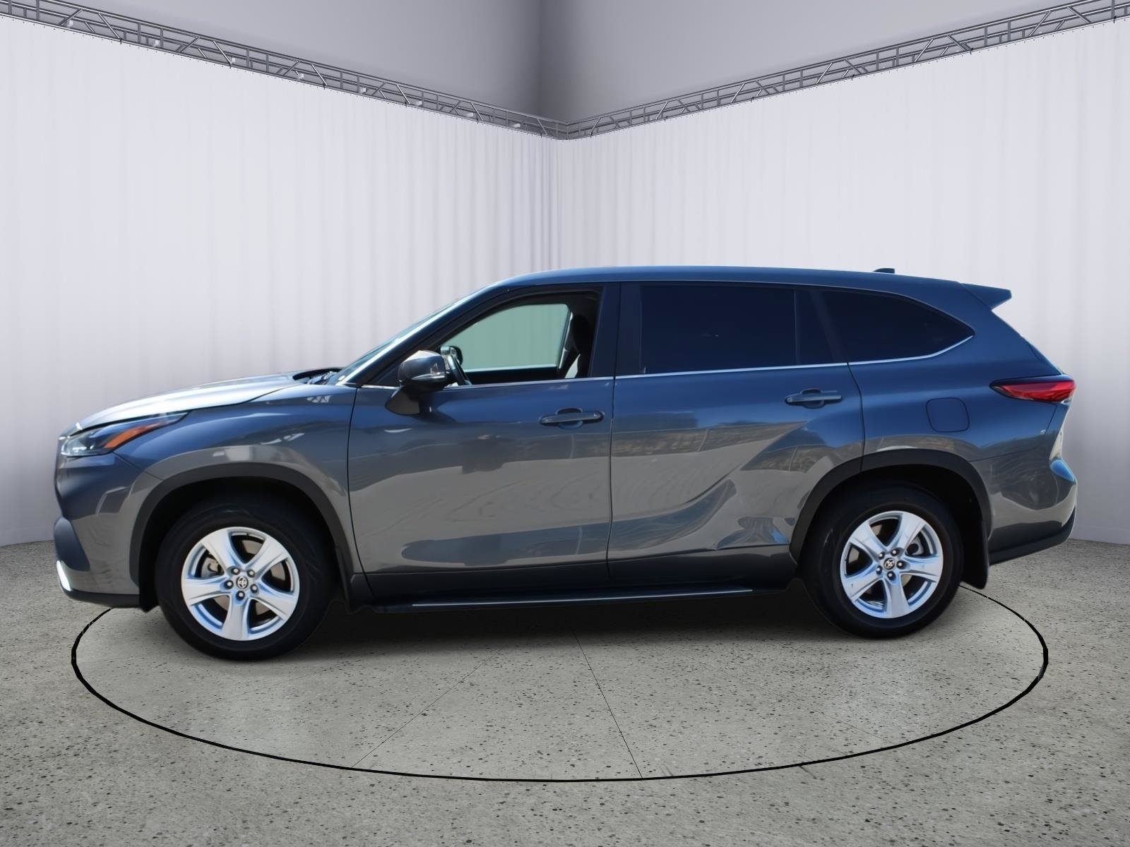 Used 2023 Toyota Highlander LE AWD/4WD image 5