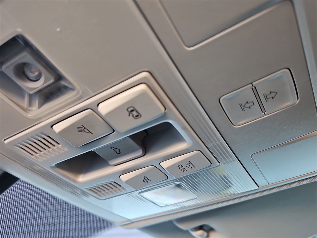 Used 2018 Volkswagen Tiguan SE w/ Panoramic Sunroof Package image 27