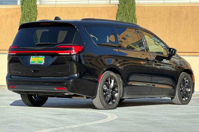 New 2026 Chrysler Pacifica Limited w/ S Appearance Package image 4