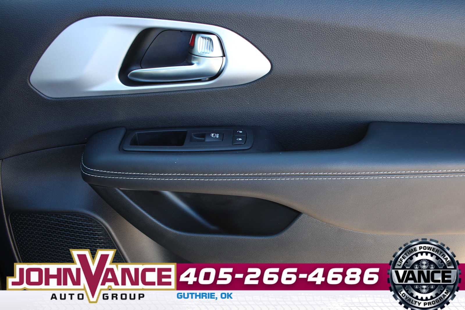 Used 2025 Chrysler Pacifica Limited FWD image 18