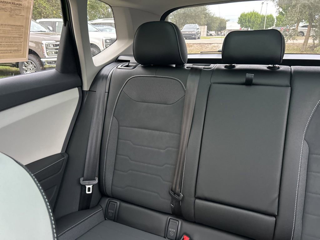 Certified 2025 Volkswagen Taos SE w/ Panoramic Sunroof Package image 12