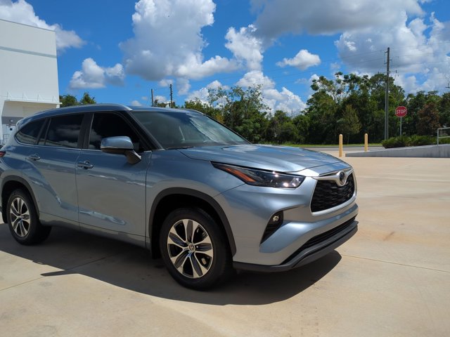 Used 2023 Toyota Highlander XLE FWD image 3