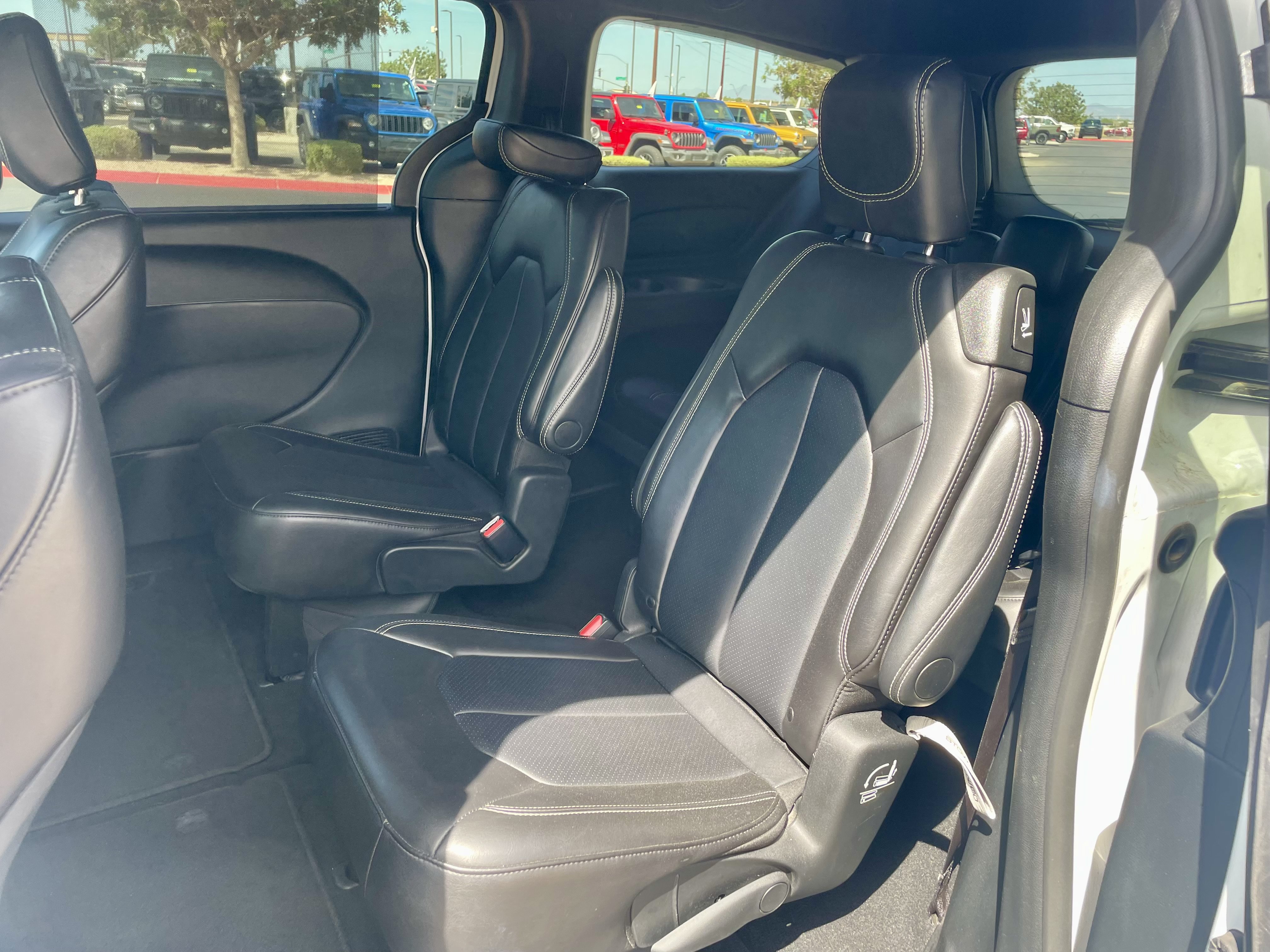 Used 2025 Chrysler Pacifica Select FWD image 10
