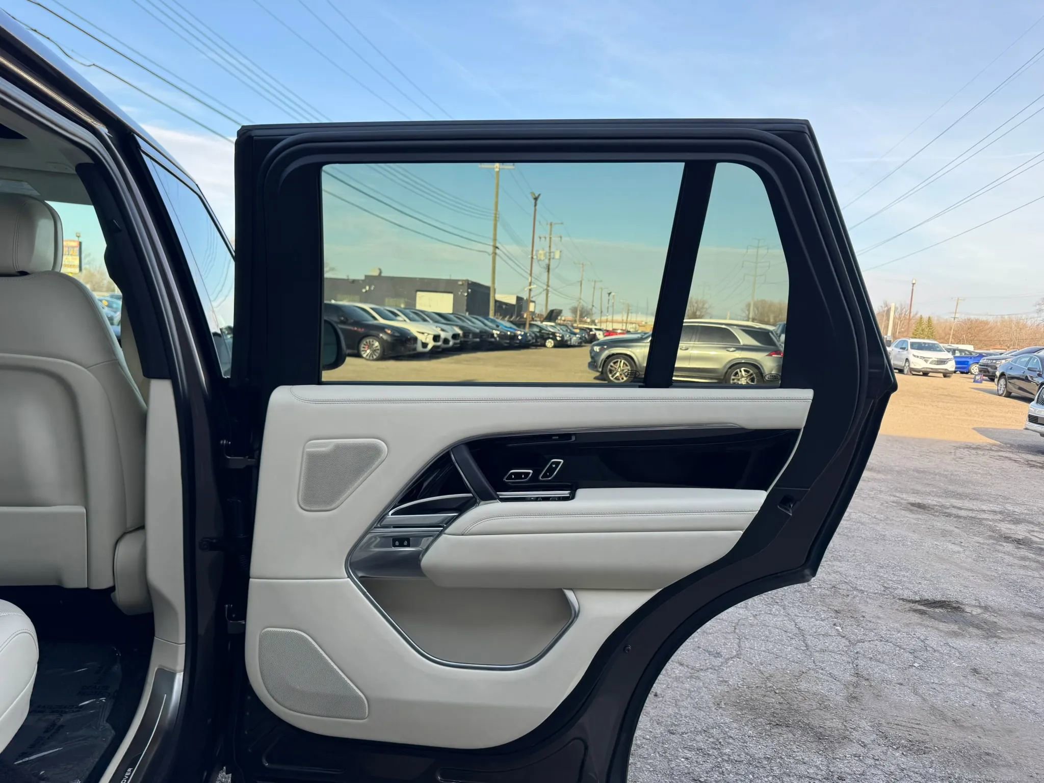 Used 2025 Land Rover Range Rover Long Wheelbase SE image 34