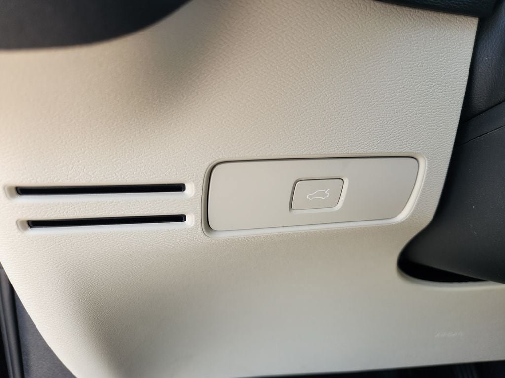 Certified 2025 Volvo XC40 B5 Plus AWD/4WD image 18