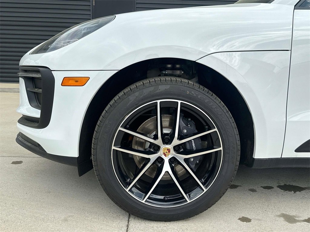Used 2025 Porsche Macan image 11
