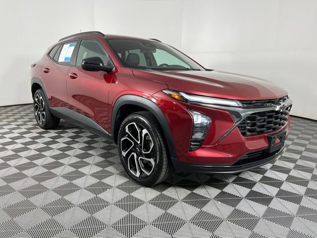 Used 2024 Chevrolet Trax RS w/ Sunroof Package FWD image 3