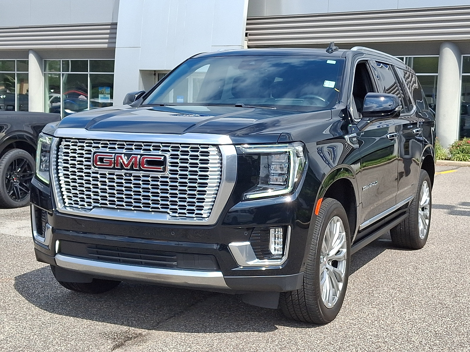 Used 2024 GMC Yukon Denali w/ Denali Reserve Package AWD/4WD image 4