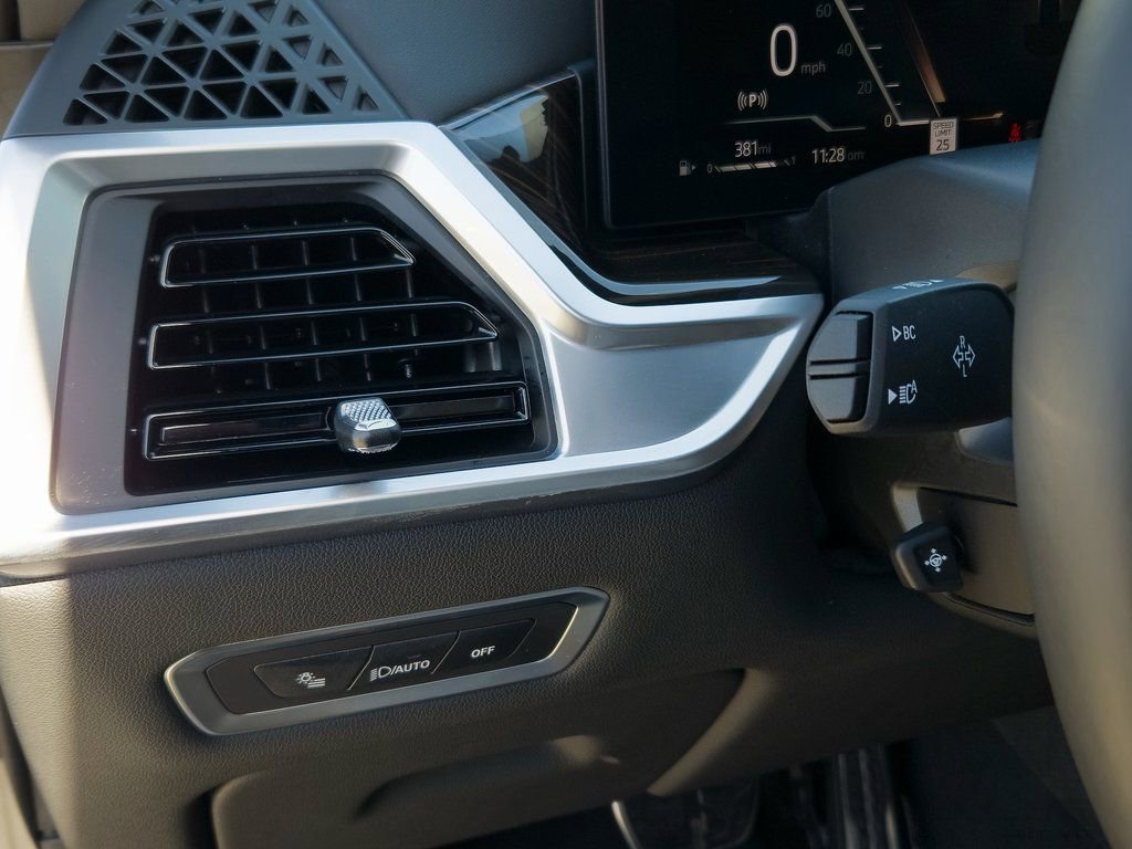 Used 2025 BMW X7 xDrive40i w/ M Sport Package image 11