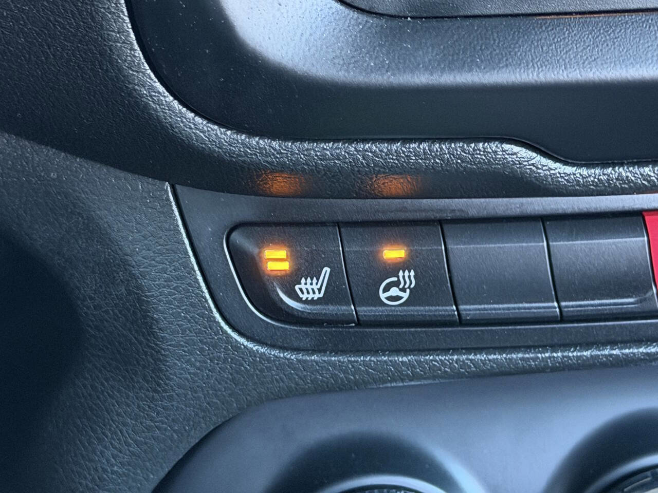 Used 2017 Jeep Renegade Latitude w/ Cold Weather Group AWD/4WD image 27