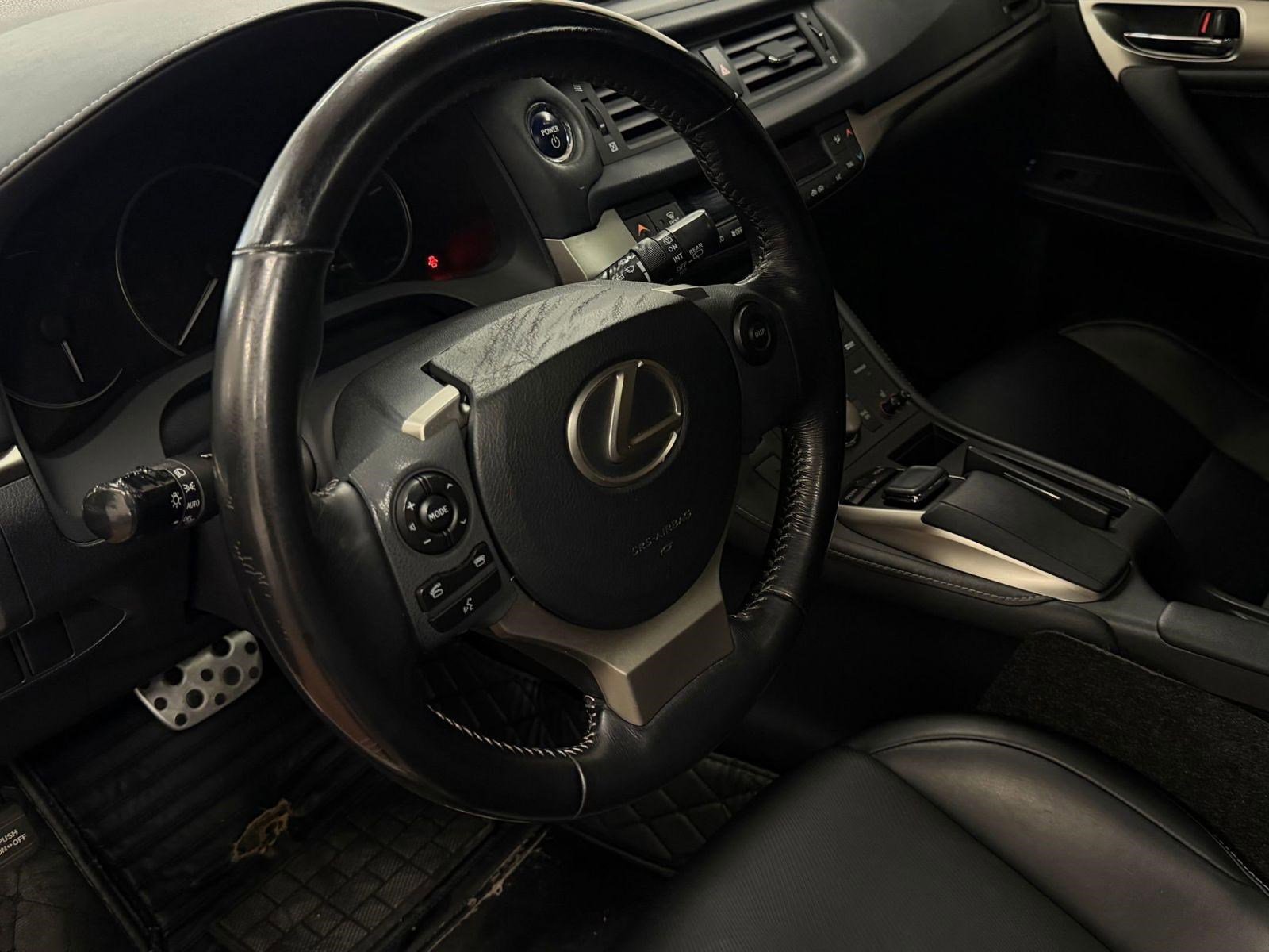 Used 2017 Lexus CT 200h image 4