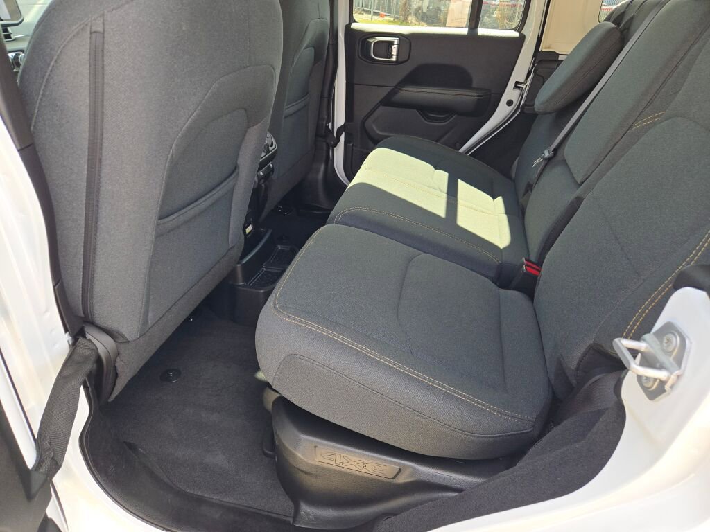 Used 2025 Jeep Wrangler Unlimited Sahara w/ Safety Group image 16