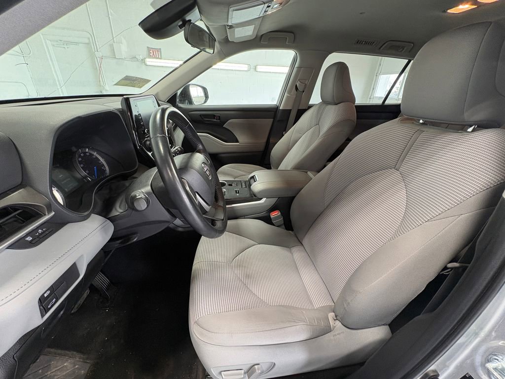 Used 2022 Toyota Highlander LE image 14