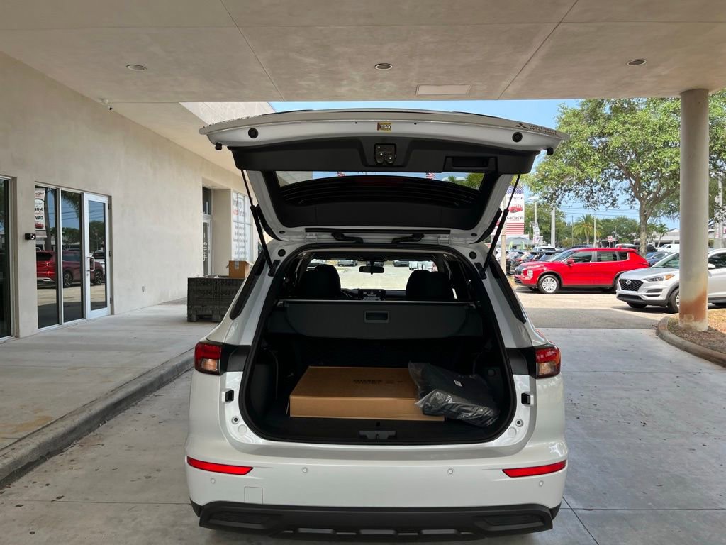 Used 2024 Mitsubishi Outlander ES image 23