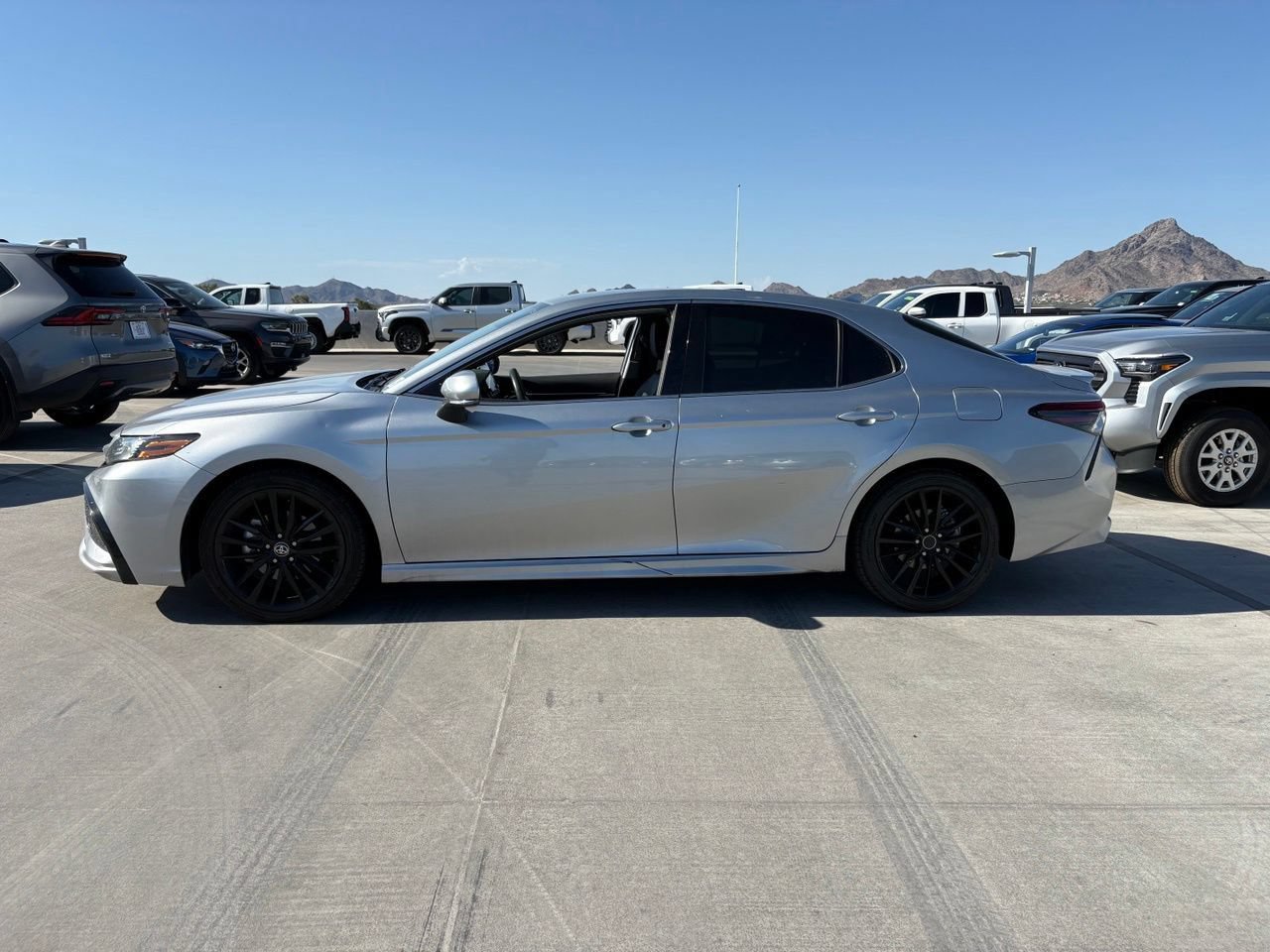 Used 2023 Toyota Camry XSE FWD image 5