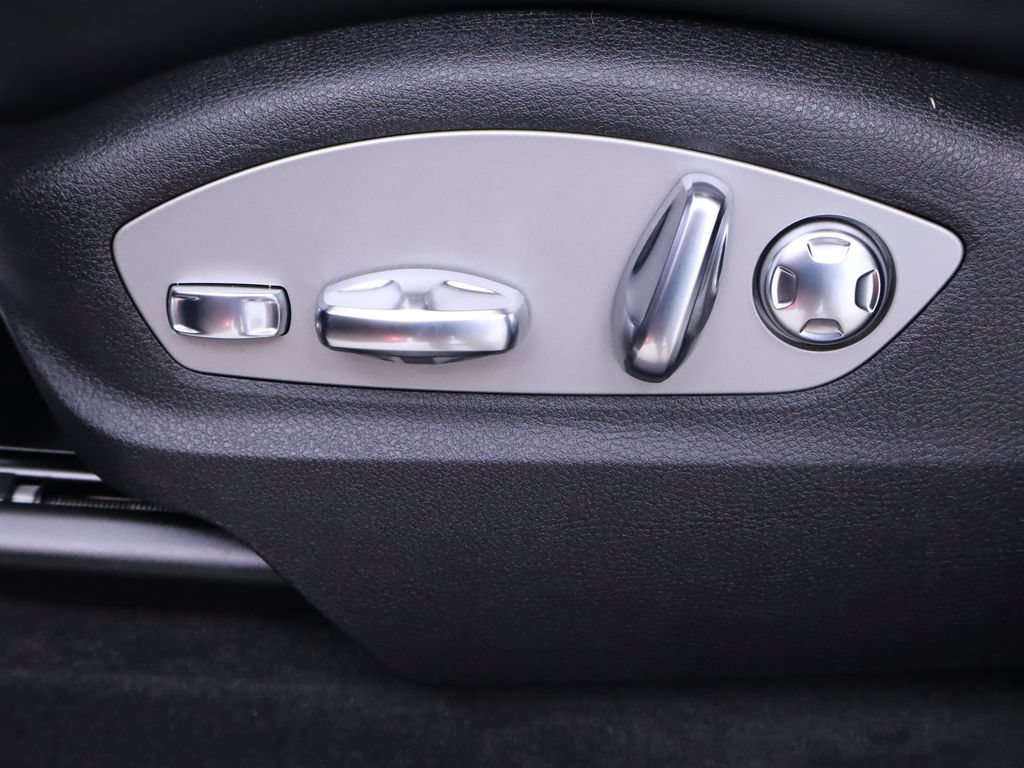 Used 2025 Porsche Macan AWD/4WD image 27