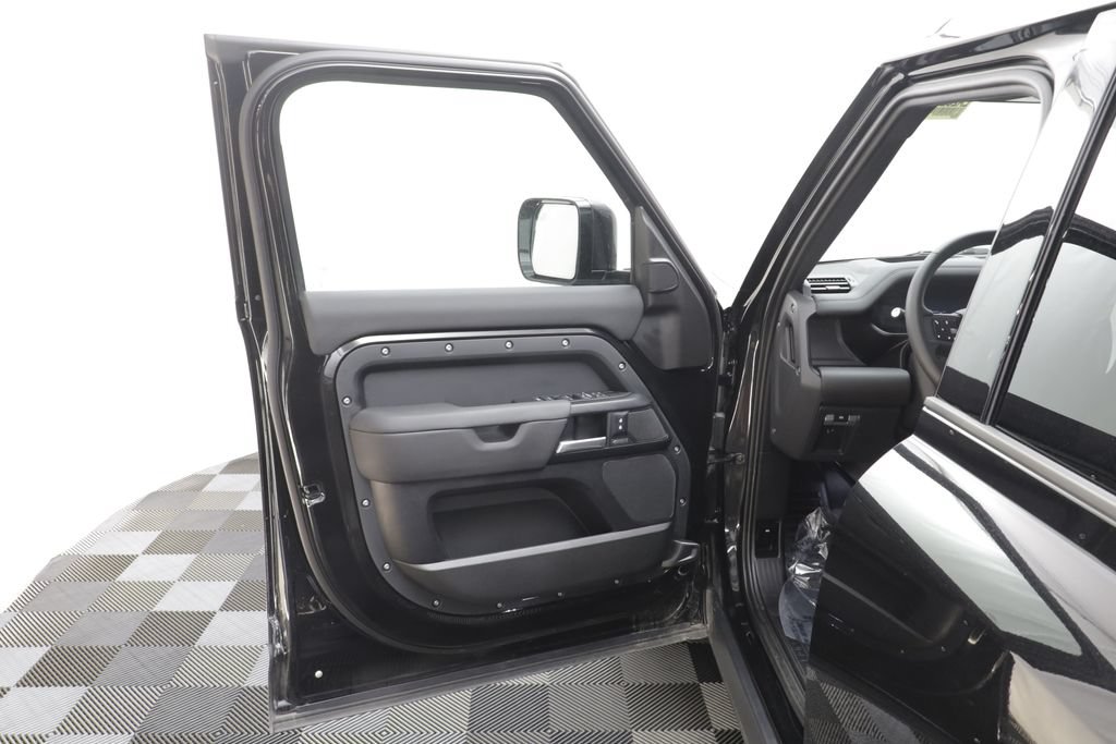Certified 2026 Land Rover Defender 110 X-Dynamic SE AWD/4WD image 5