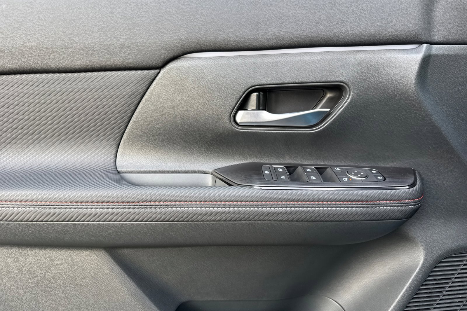 New 2026 Nissan Kicks SR image 8