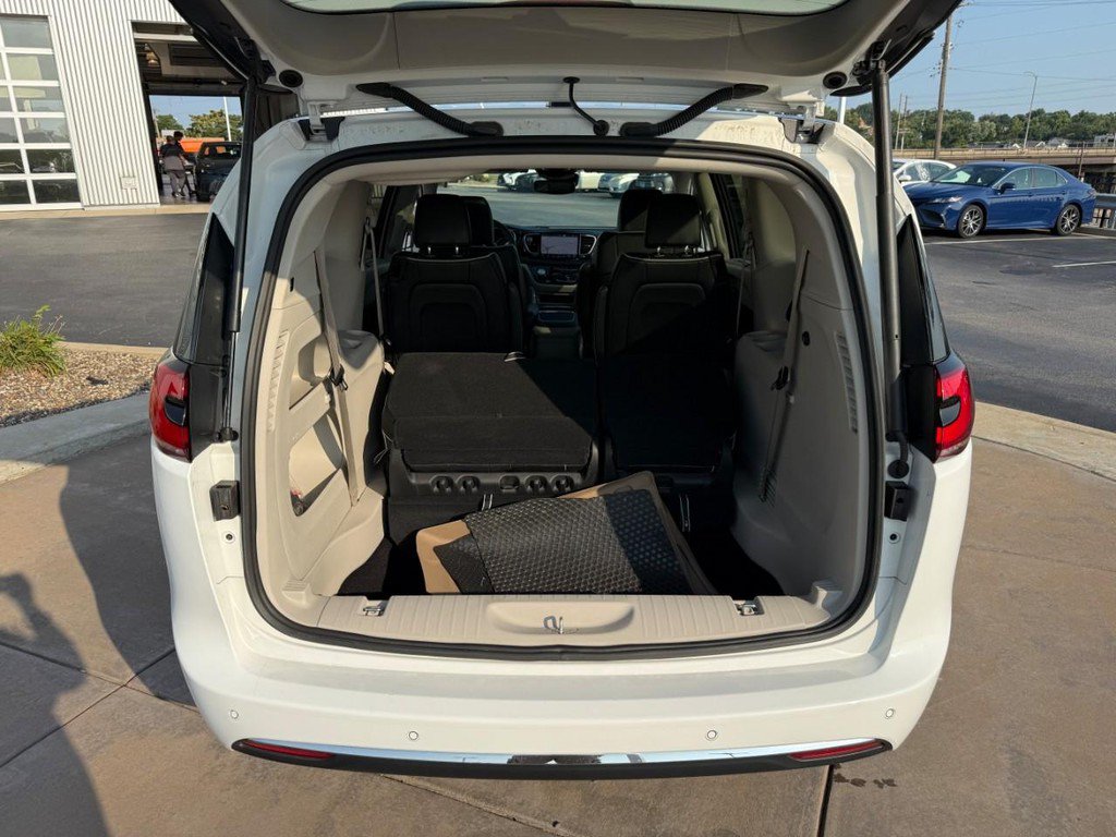 Used 2024 Chrysler Pacifica Limited FWD image 8