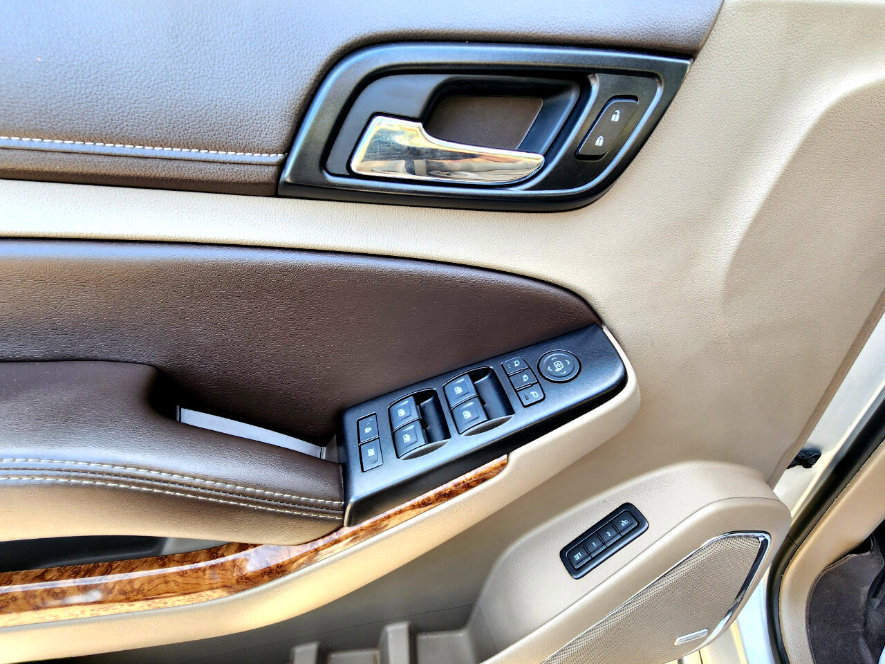 Used 2018 Chevrolet Suburban Premier image 19