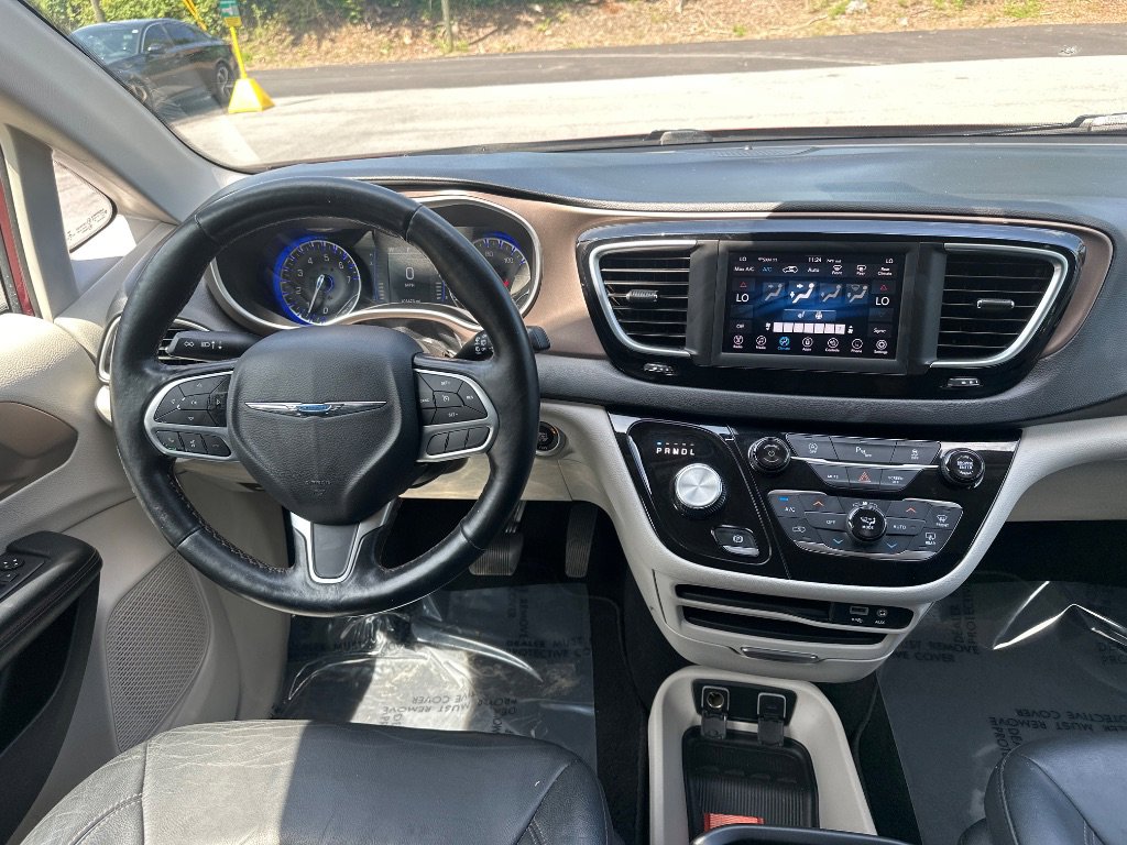 Used 2019 Chrysler Pacifica Touring-L image 28