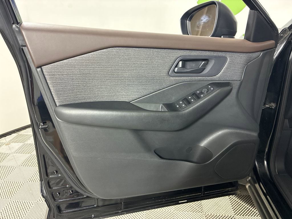 Used 2023 Nissan Rogue S AWD/4WD image 26