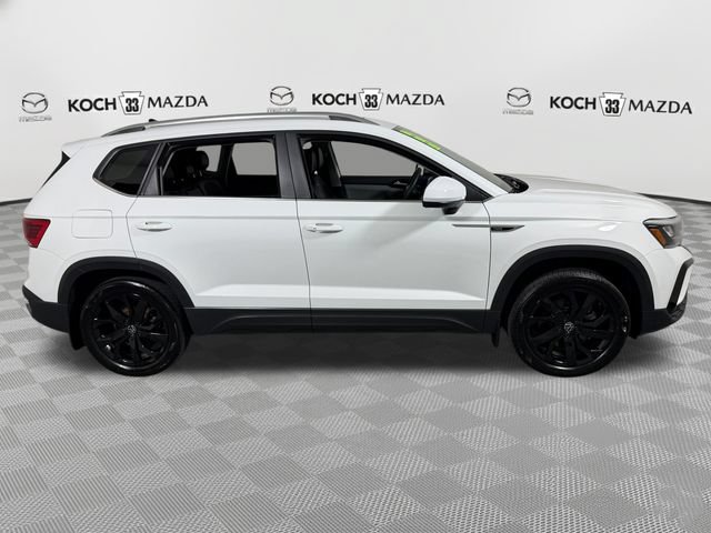 Used 2023 Volkswagen Taos SE w/ Panoramic Sunroof Package AWD/4WD image 9