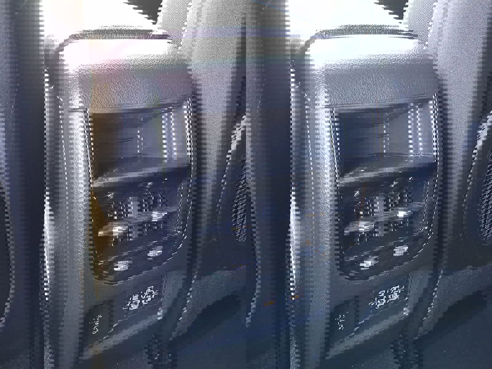 Used 2025 Jeep Grand Cherokee Altitude image 26