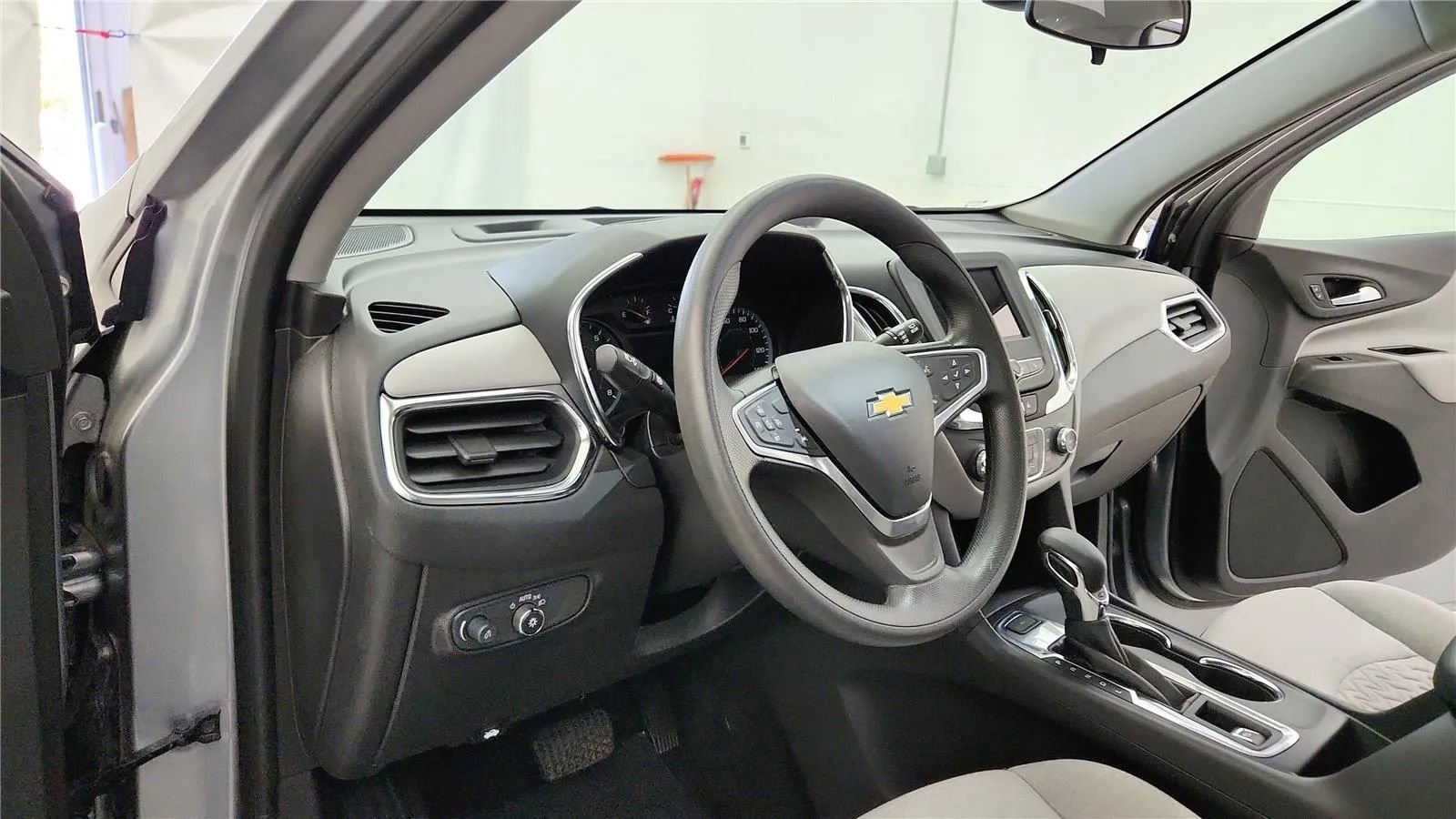 Used 2023 Chevrolet Equinox LS w/ Driver Confidence II Package AWD/4WD image 22