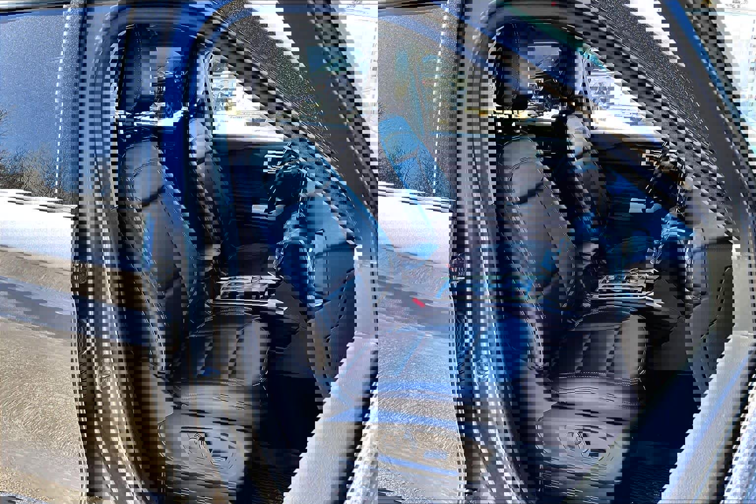 Used 2022 Ford Explorer XLT w/ Equipment Group 202A image 8