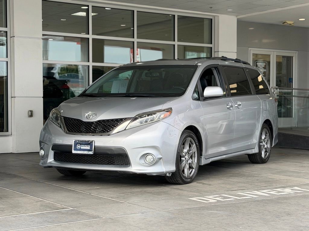 Certified 2017 Toyota Sienna SE w/ SE Preferred Package FWD image 2