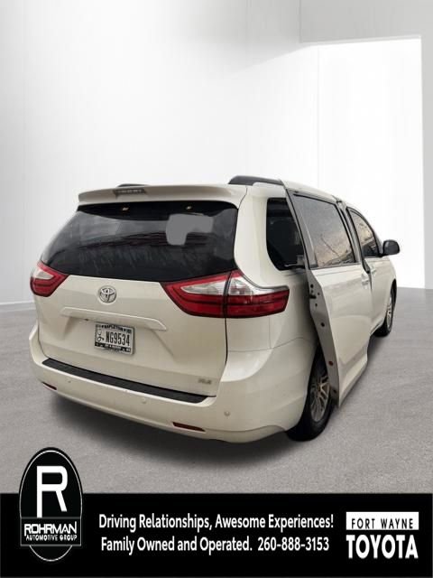 Used 2017 Toyota Sienna XLE Premium FWD image 6